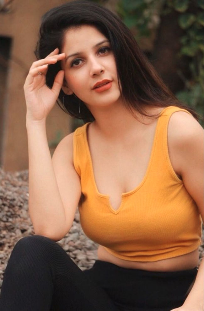 Kaashish Vohra Instagram Photos